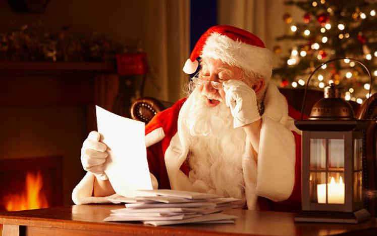 Picture of Santa, reading his mail.
